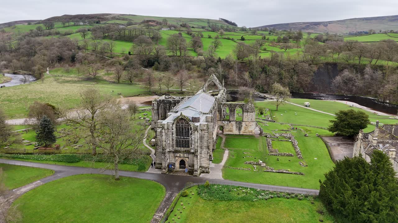 Bolton Abbey Yorkshire Dales Regno Unito, filmato aereo 4K con drone.