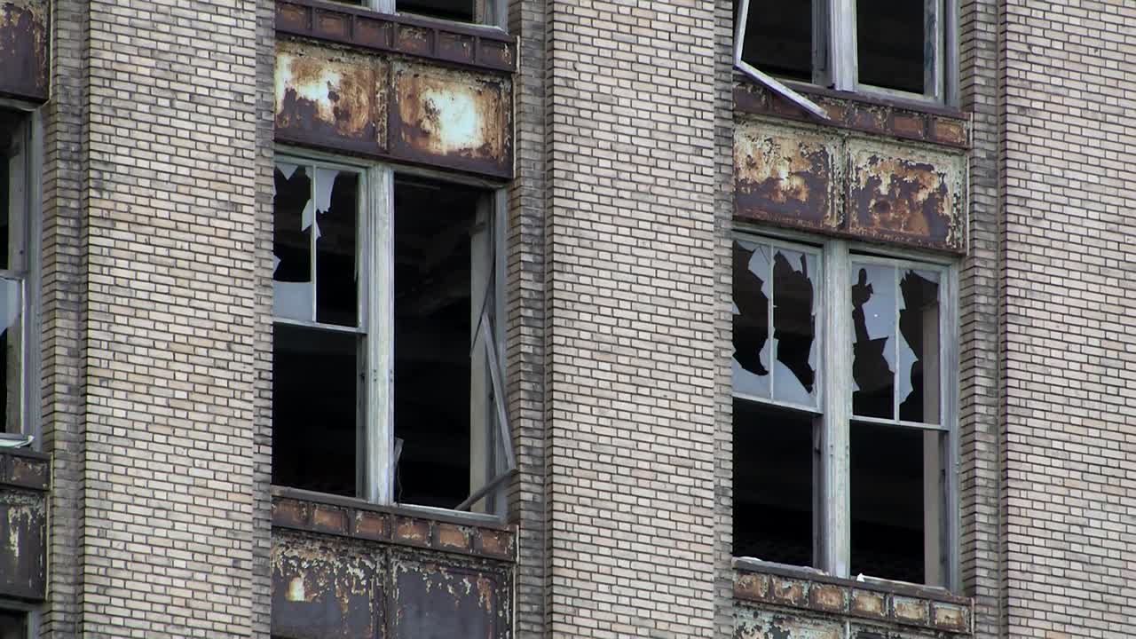 ventanas rotas de la estación central de michigan en detroit, michigan, estados unidos