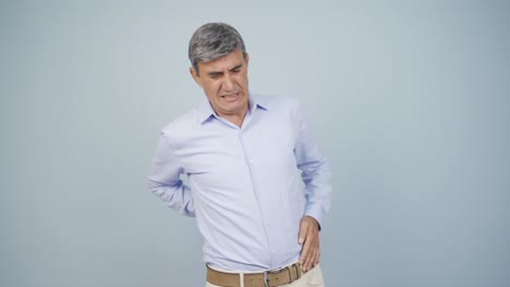 un anciano con dolor de espalda.