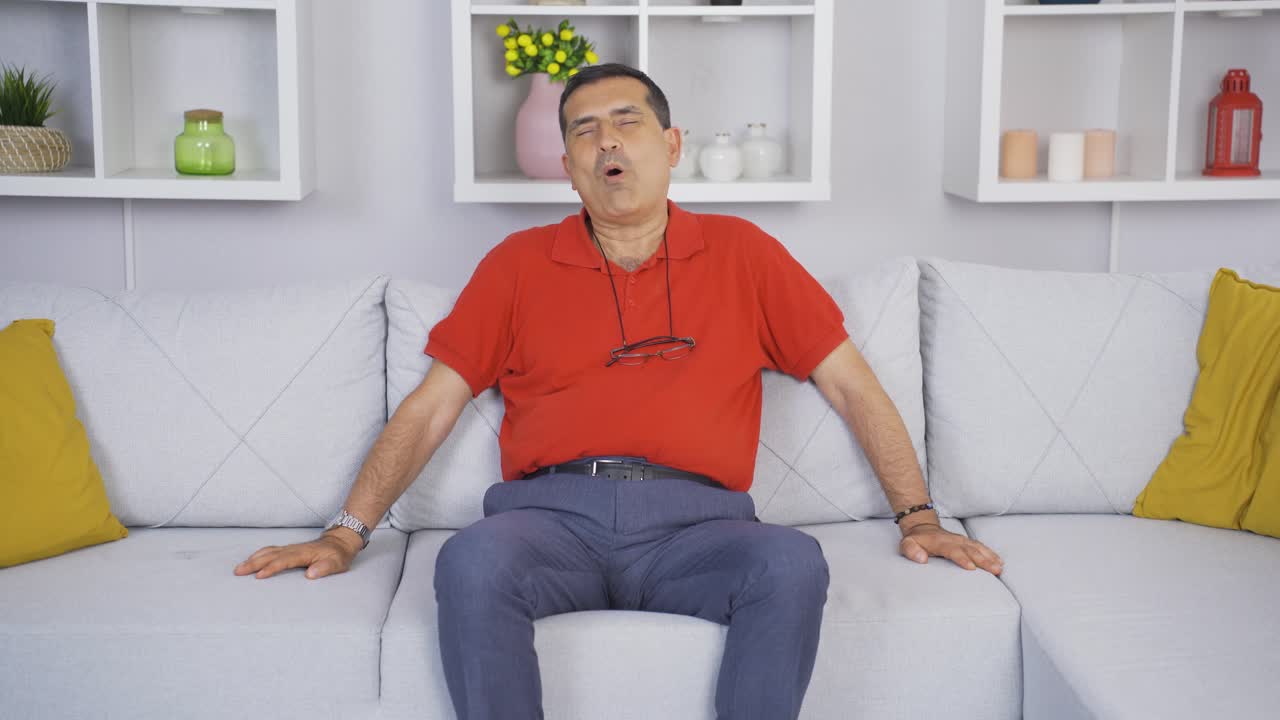 행복한 사람이 깊은 숨을 쉬고 긴장을 풀고 있습니다.