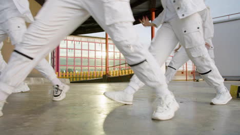 Piernas-De-Bailarines-Haciendo-Coreografías-Con-Pantalones-Blancos