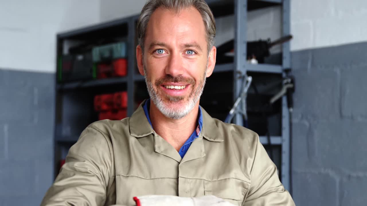 retrato de un mecánico mostrando los pulgares hacia arriba