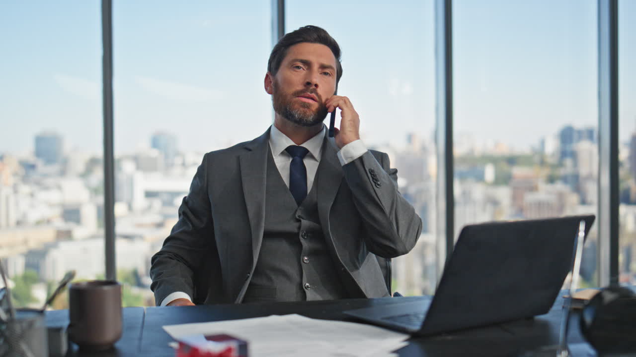 ventas profesionales hablando por teléfono móvil con el cliente en el lugar de trabajo contemporáneo.