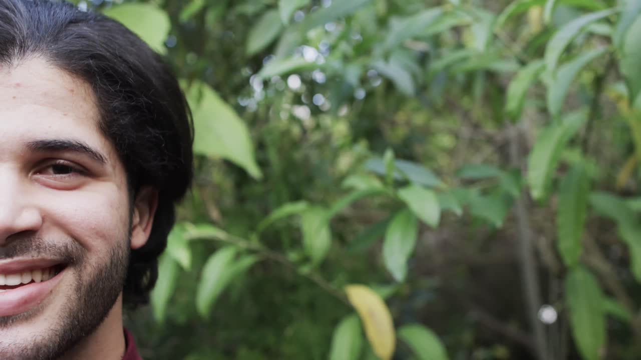 ⁇ 은 자연 속에서 행복한 백인 남자의 반 초상화, 복사 공간, 슬로우 모션