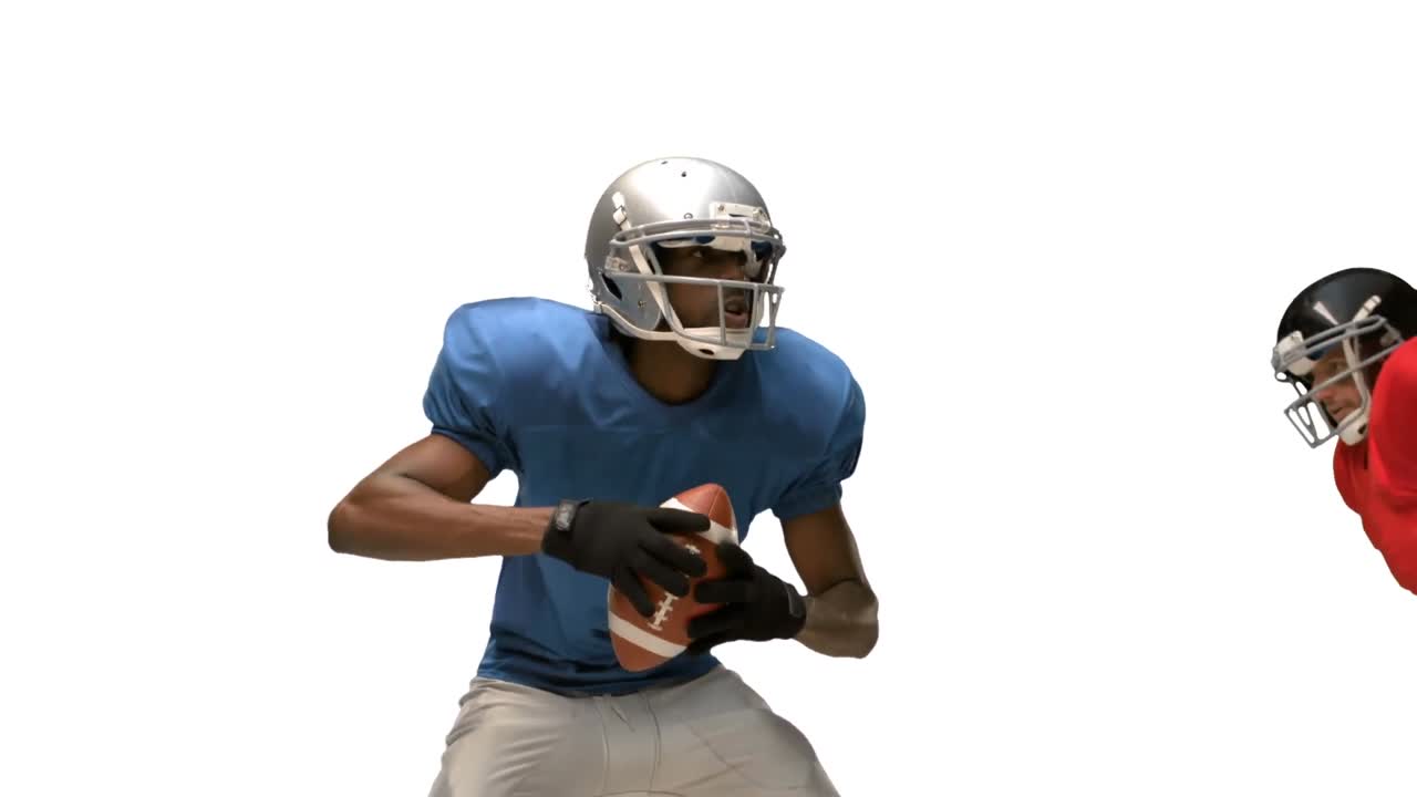 Giocatore di football americano serio che placa per il pallone