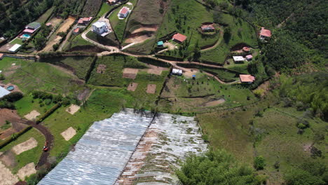 Vista-Aérea-De-Campos-Agrícolas-Con-Cubiertas-De-Plástico,-Invernaderos-En-El-Paisaje-De-Colombia,-Región-De-Guatape