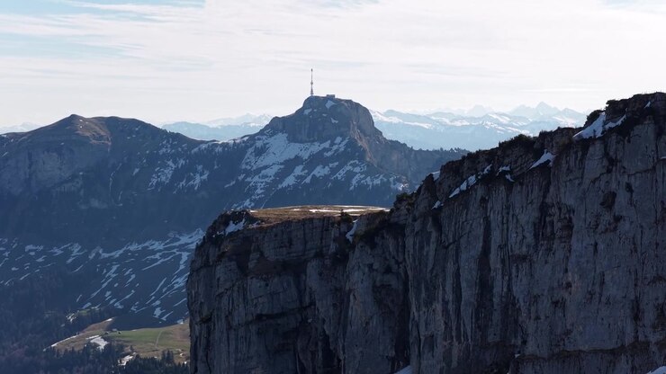 Massiccio dell'Alpstein nella regione di Appenzello, Svizzera nord-orientale, Alpi svizzere in inverno, riprese aeree con drone.