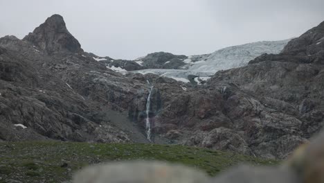 paisaje montañoso de valmalenco con vista al glaciar y la cascada de fellaria, día