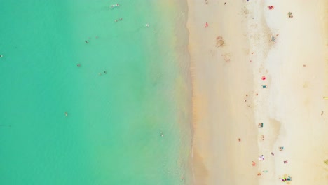 vista aérea de un avión no tripulado volando sobre el mar tropical hermosa costa
