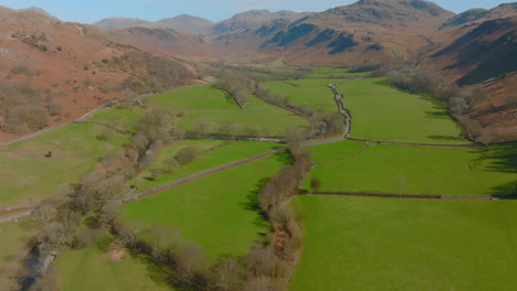 Hardknott-Passieren-Den-Lake-District,-Schieben-Sich-Durch-Das-Tal-Und-Heben-Die-Pfanne-An,-Um-Die-Berge-Freizulegen