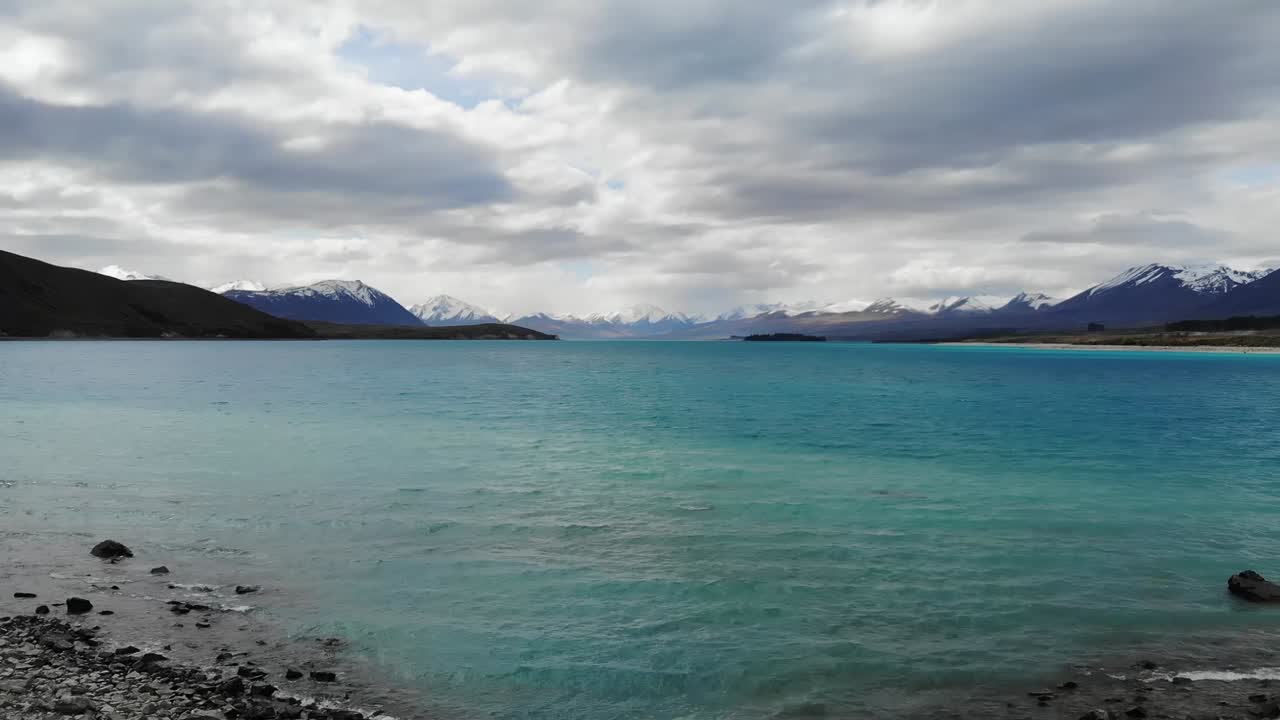 vuelo de drones sobre el lago tekapo en la isla sur de nueva zelanda