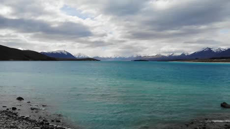 Vuelo-De-Drones-Sobre-El-Lago-Tekapo-En-La-Isla-Sur-De-Nueva-Zelanda