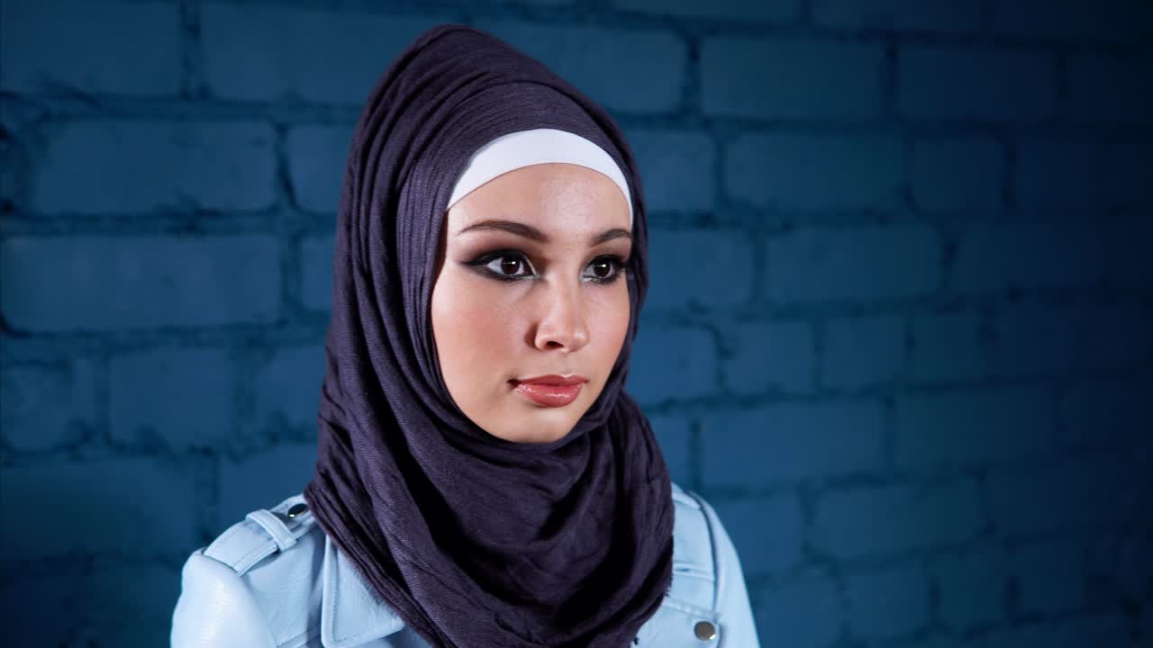 히자브 를 입은 여자 의 초상화