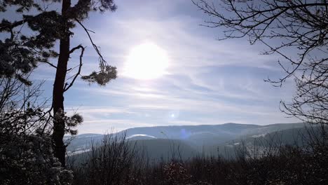 Lapso-De-Tiempo-De-Movimiento-De-Invierno-Del-Sol-En-El-Cielo-Azul-Antes-Del-Atardecer