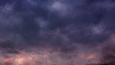 animación de una tormenta con relámpagos azules y nubes grises sobre pilones eléctricos