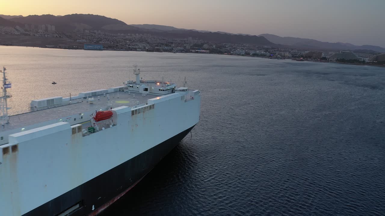 에일라트 항구 에 있는 화물선 해가 지는 것