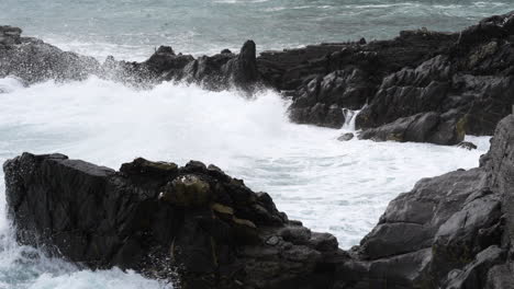 Olas-Blancas-Rompiendo-En-La-Costa-Escarpada