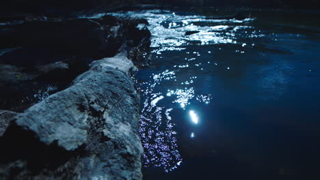 río de montaña con agua azul y tranquila. cámara lenta