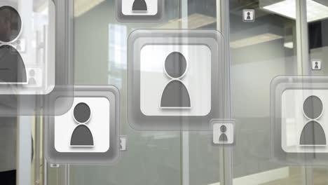 animación de iconos de redes sociales y datos sobre empresario afroamericano que usa un teléfono inteligente
