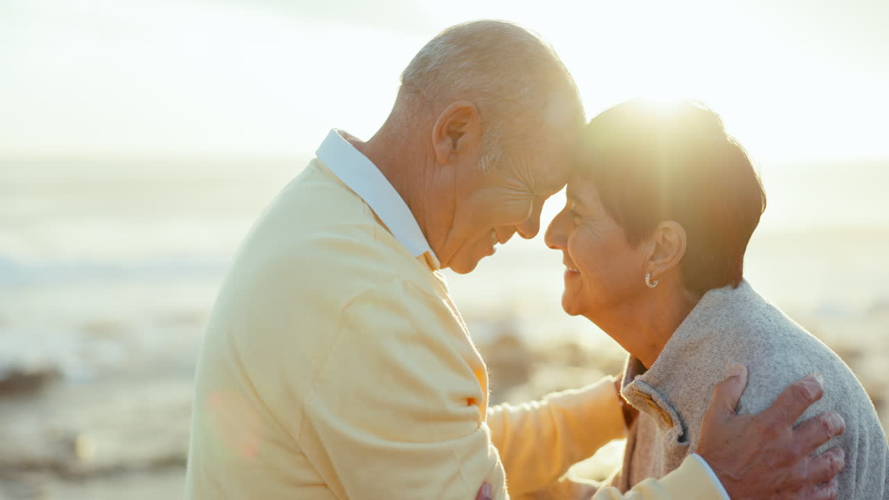 amor, romance y una pareja de ancianos en la playa