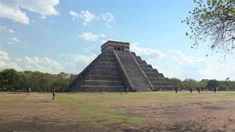 chichen itza pyramid in mexico