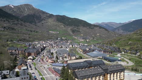 Estación-De-Esquí-De-Vielha-En-El-Valle-De-Arán,-Pirineos-Españoles,-España---Antena-4k