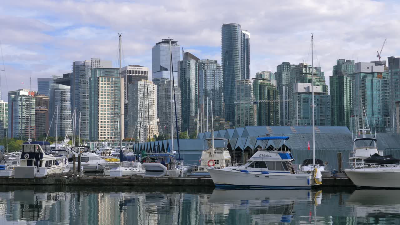 yates y barcos con el horizonte del centro de vancouver en el fondo en bc, canadá