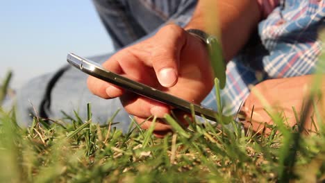 Mann-Mit-Handy-Im-Park-Nahaufnahme-Hände