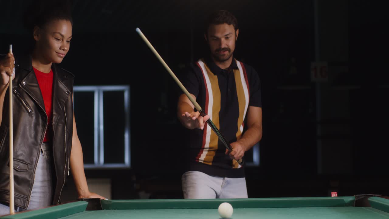 pareja jugando al billar