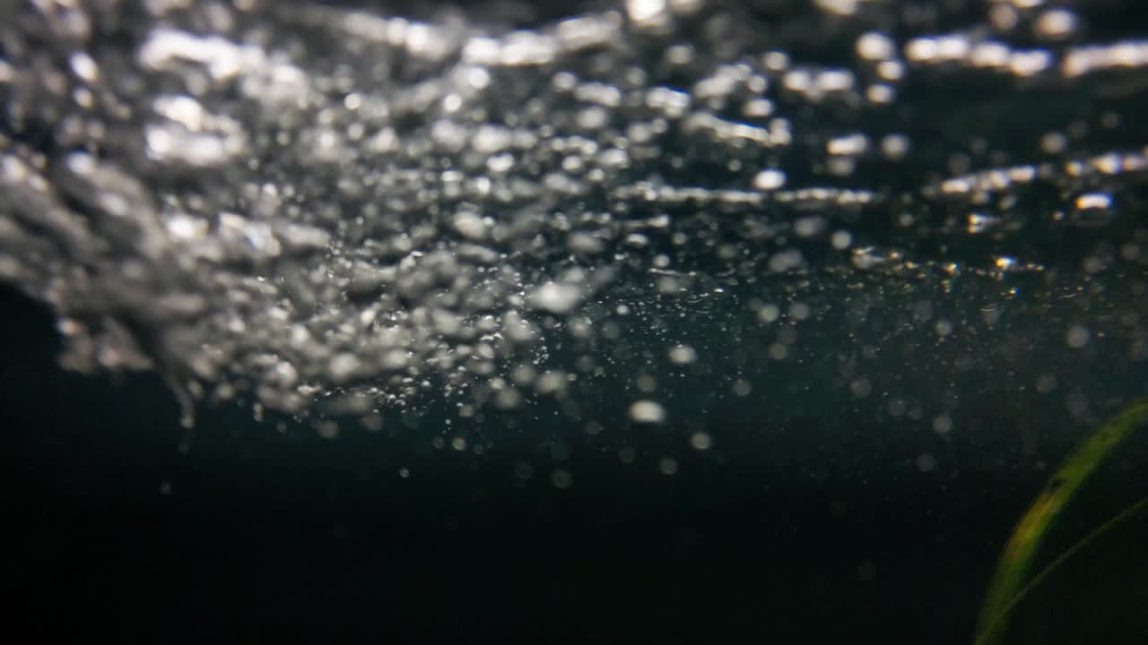 물의 흐름에 대한 수중 촬영 - 압력 아래에서 물이 흐르는 것 - 버볼과 거품