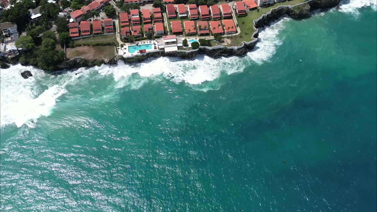 disparo estacionario de olas que se estrellan junto a la ciudad