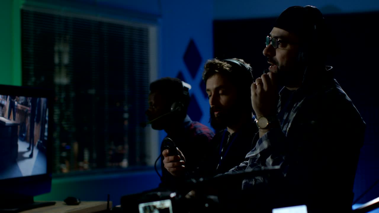 촬영장에서 작업 중인 영화 제작진