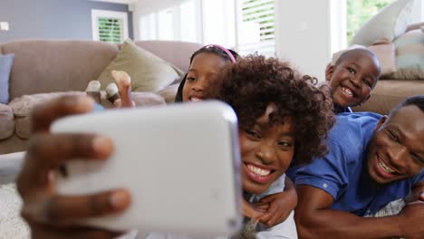 Family-taking-selfie