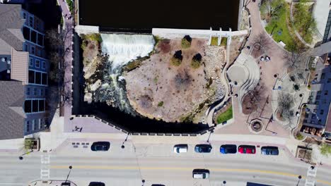 lapso de tiempo estático de una cascada en el centro de una ciudad turística
