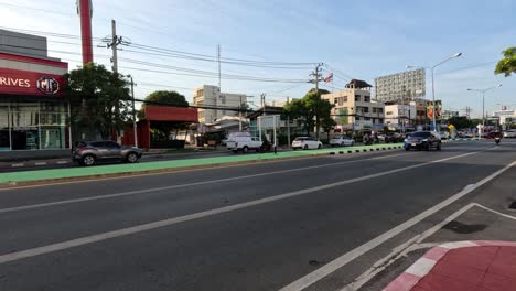 vehículos que cruzan una intersección urbana a lo largo del tiempo