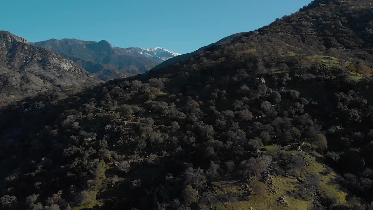 drone montaña nevada revelar de derecha a izquierda