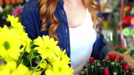 hermosa florista acusando el ramo de flores