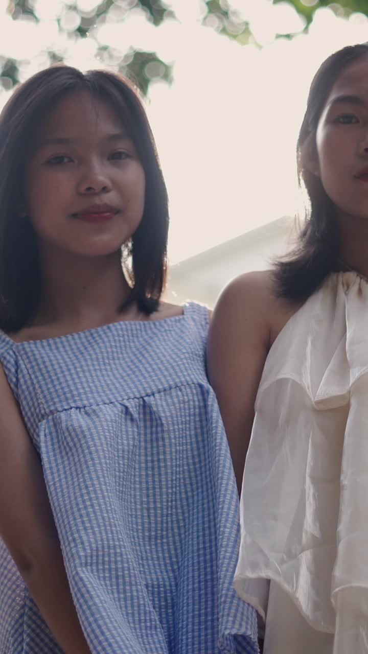 사진을 찍기 위해 포즈를 취하는 두 여자