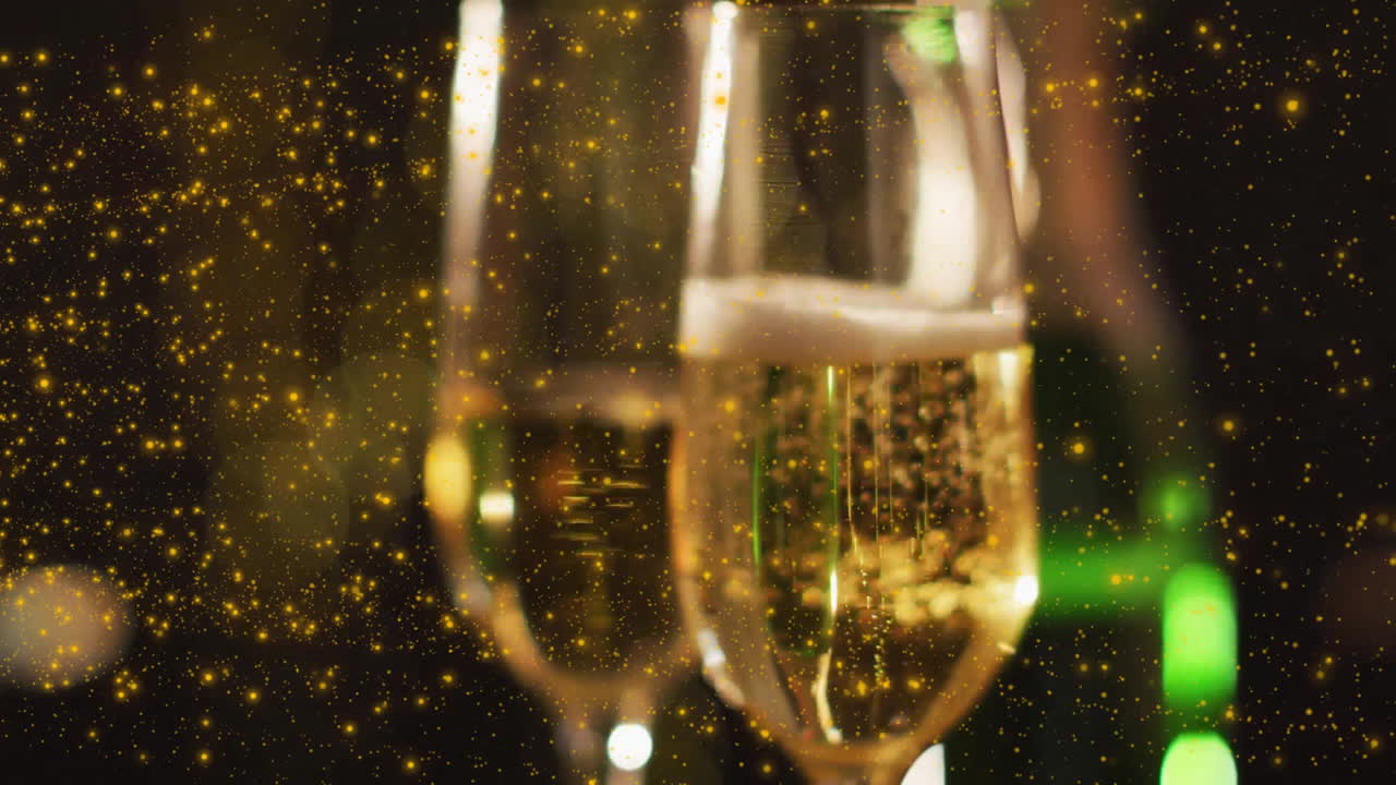 Animazione di coriandoli che cadono sopra bicchieri di champagne.