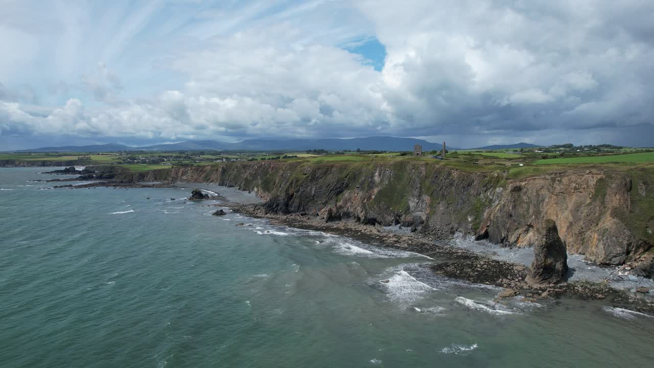 el clima cambiante y las nubes de lluvia entrantes de la cordillera de comeragh en tankardstown copper coast waterford en un día salvaje de verano