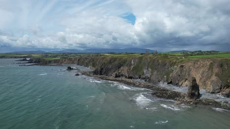 Wechselndes-Wetter-Und-Ankommende-Regenwolken-Aus-Dem-Comeragh-Gebirge-An-Der-Kupferküste-Von-Tankardstown,-Waterford,-An-Einem-Wilden-Sommertag