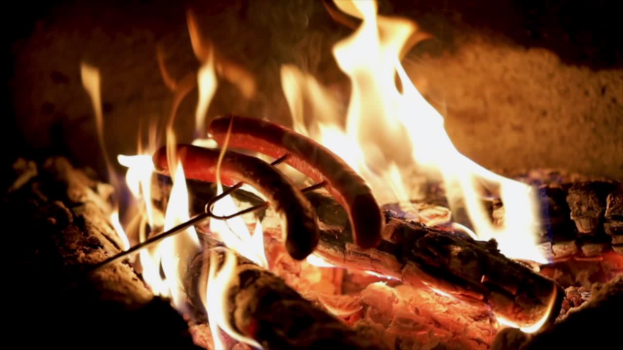 느린 움직임 맛있는 매운 소시지, 불과 함께 그릴에 요리