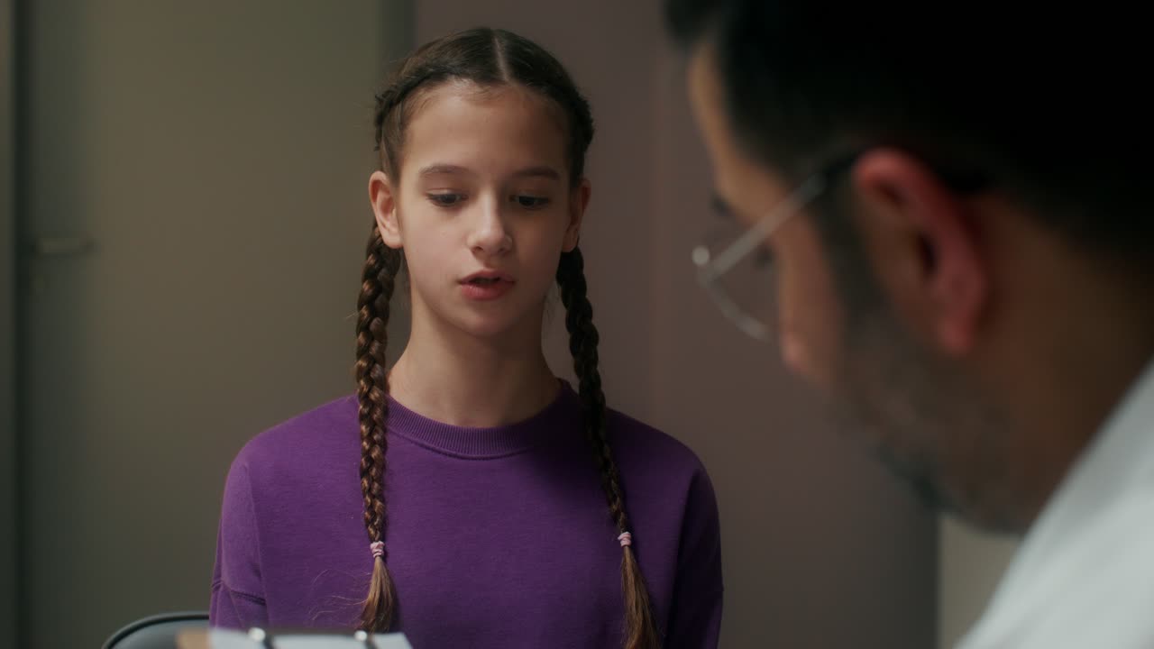 un médico examinando a una joven