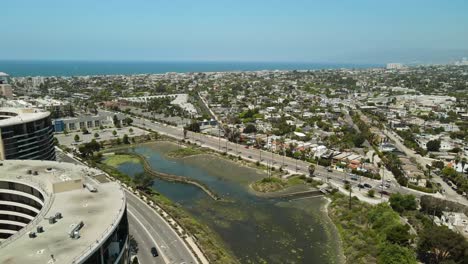 fotografía aérea de edificios y carreteras cerca de una playa de california