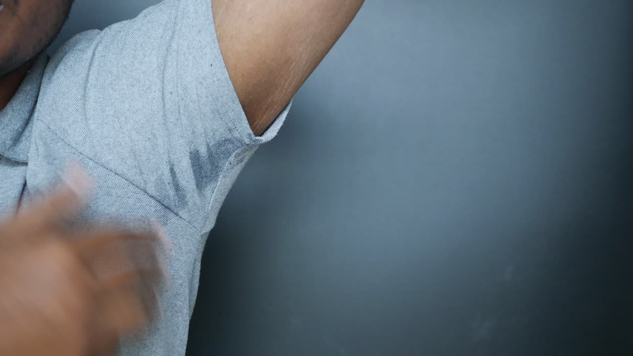 팔 에  얼룩이 있는 남자