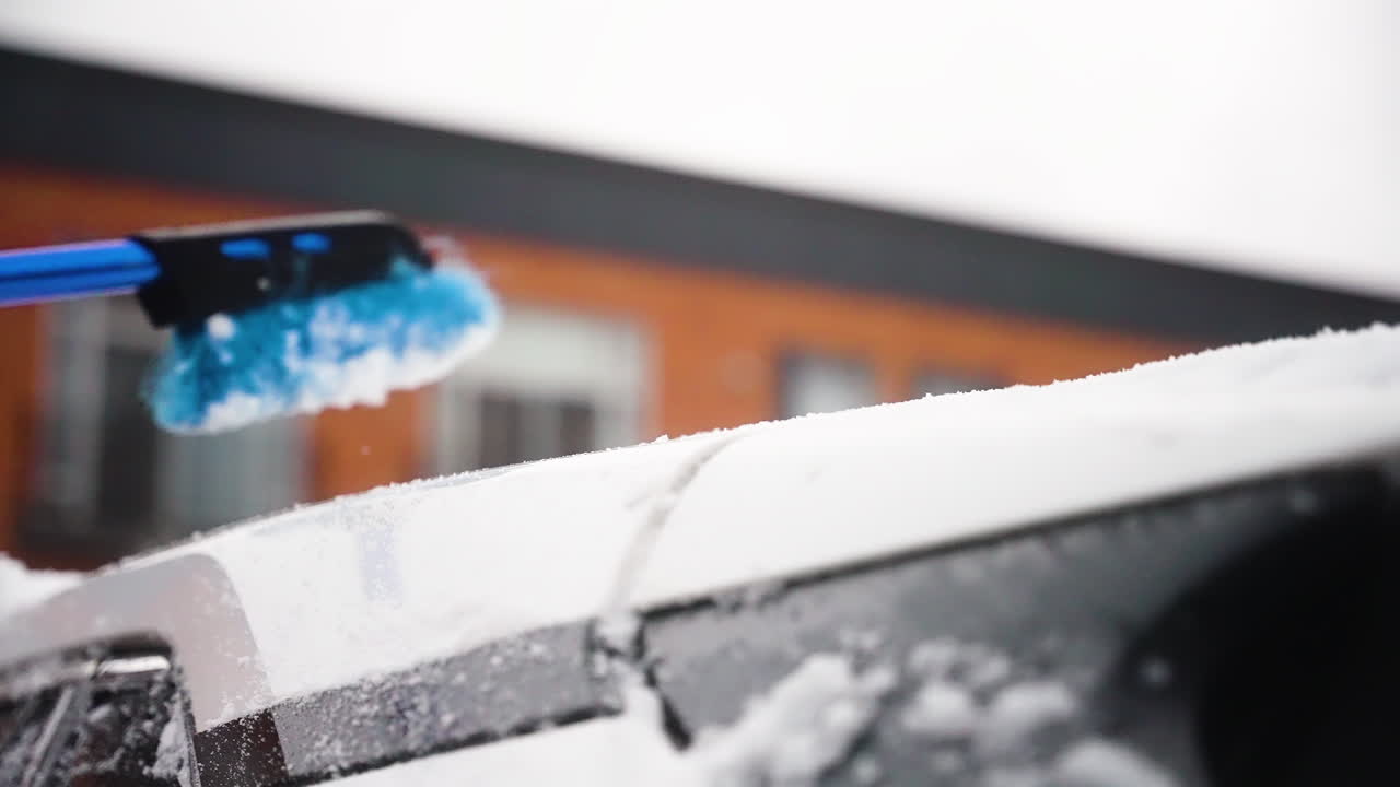 자동차 후드를 조심스럽게 청소하는 사람 눈을 는, 반이는 반사, 부드러운 는 움직임을 보여주는