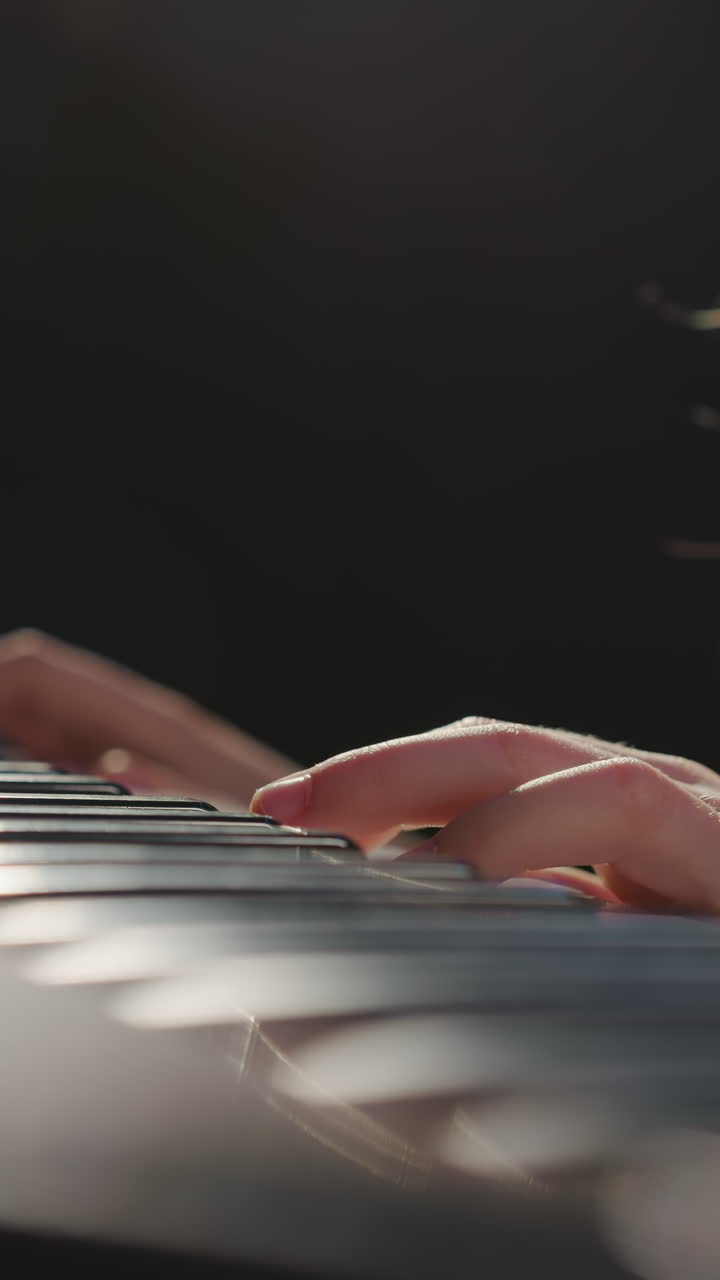 las teclas del piano sienten el toque de los dedos de la niña. la niña dotada se sumerge en las complejidades de la melodía durante la lección musical en el estudio de audio. talento musical de los niños