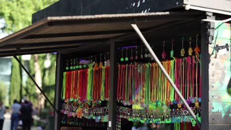 una vibrante exhibición de pulseras hechas a mano colgando en un puesto de mercado callejero
