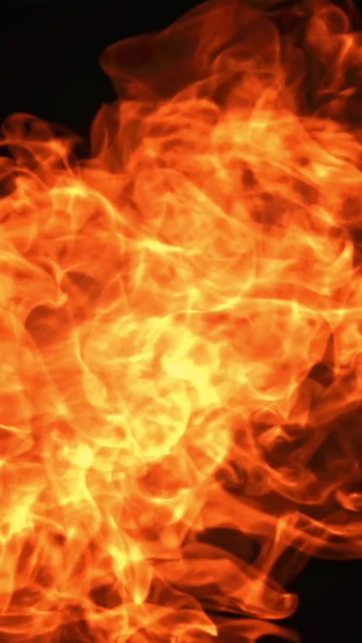 Fiamme dinamiche di fuoco che si accendono su sfondo nero