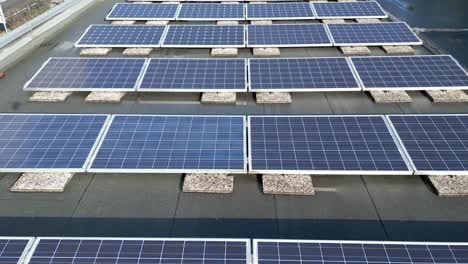 volando sobre una amplia configuración de paneles solares en líneas